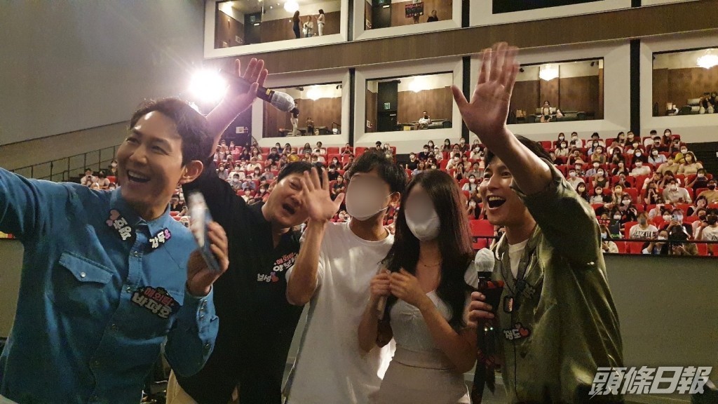 李政宰與鄭雨盛跟fans合照,相當親民。